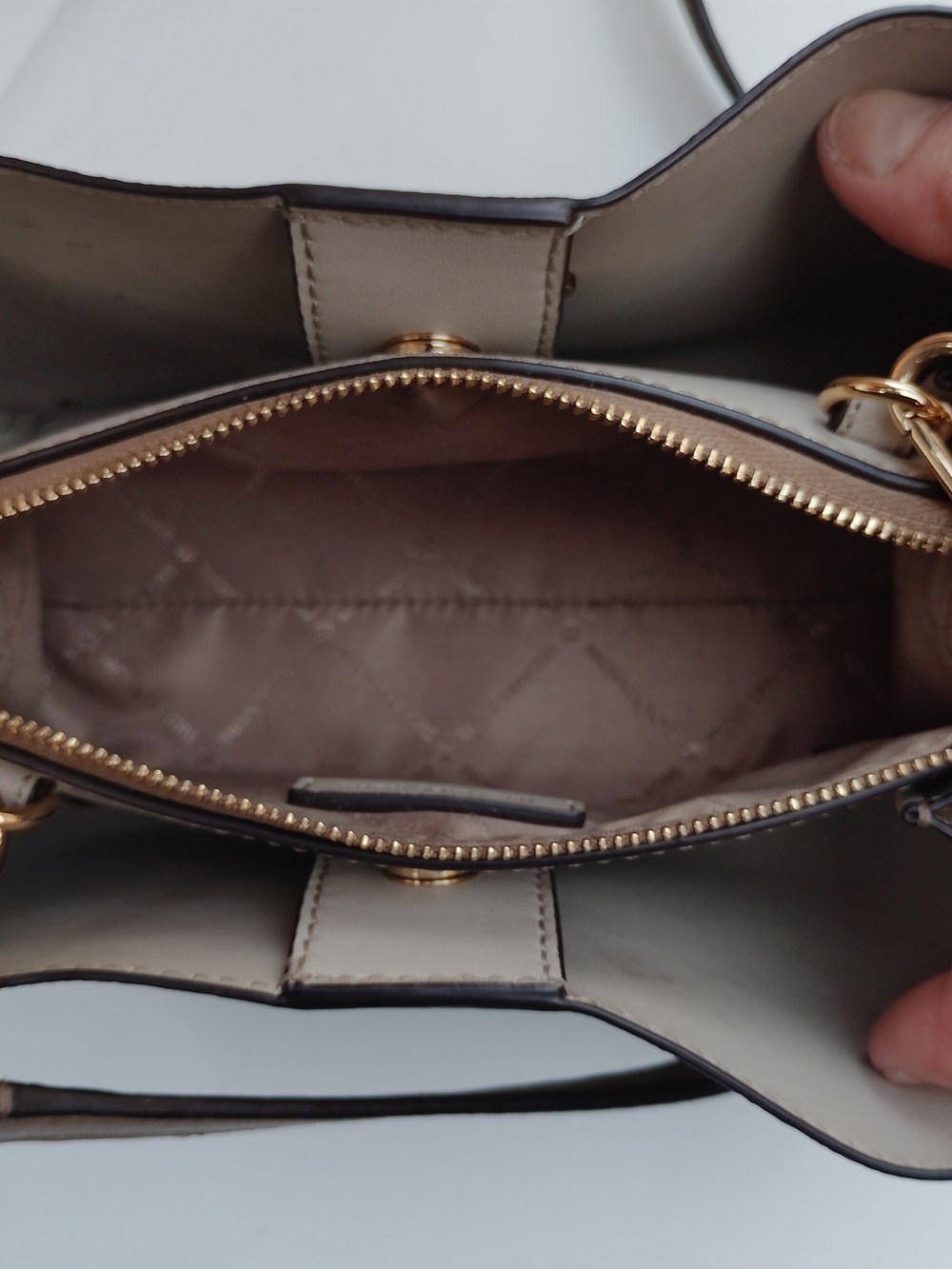Michael Kors Jet Set Tan Signature Crossbody Bag - Picture 4 of 7